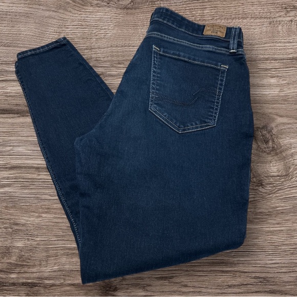 Levi’s Women’s Signature Gold Label Jeans Mid Rise Skinny, Size 12 Medium - Picture 1 of 8